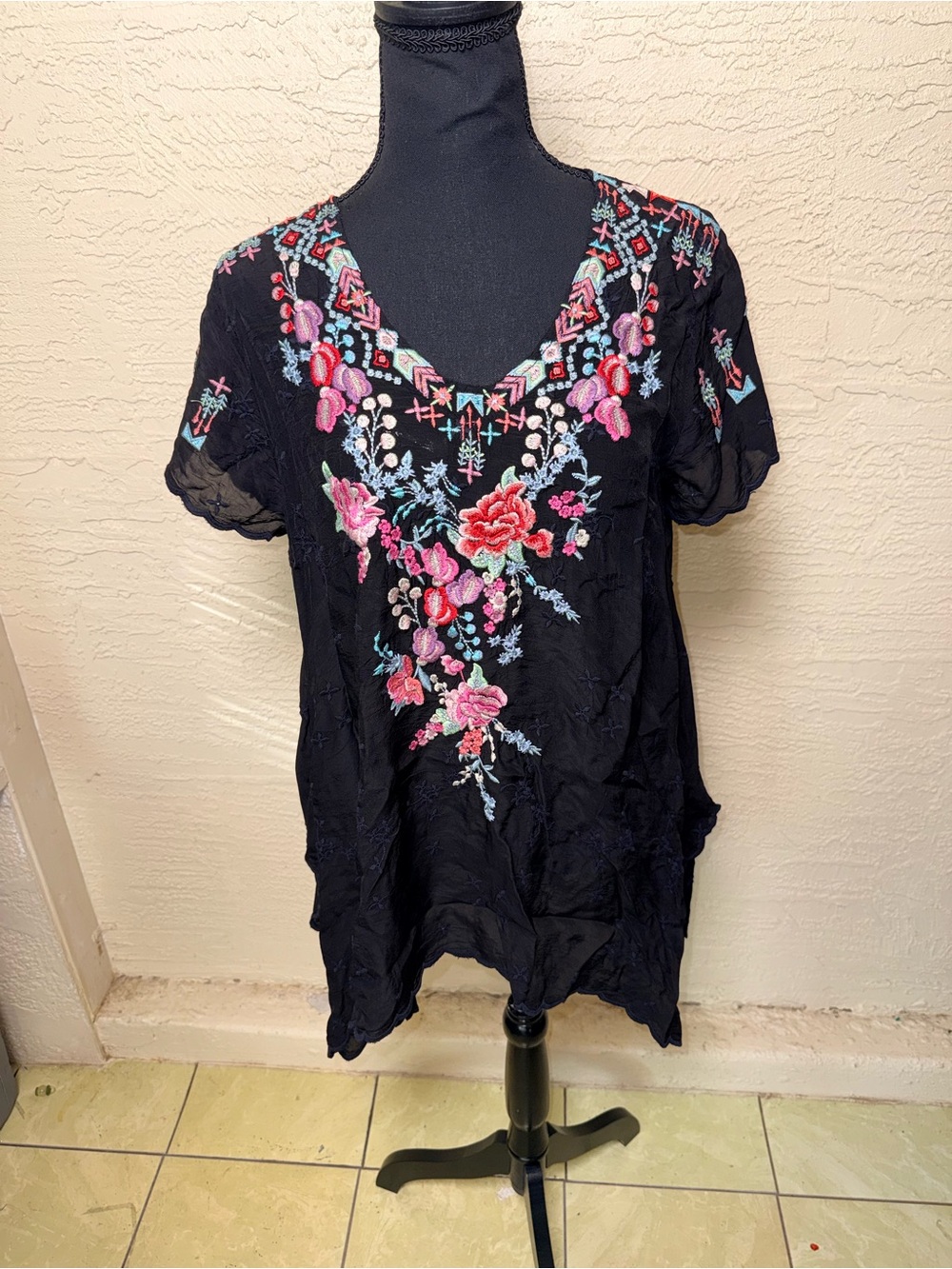 Johnny Was Hinga Embroidered Tunic Top M Black Floral Boho Handkerchief Hem